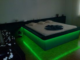 Frei Holz & Textilien GmbH Bett mit grünem indirektem Licht