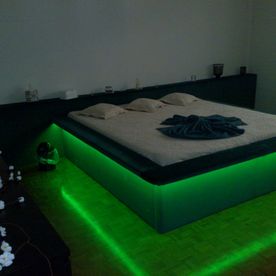 Frei Holz & Textilien GmbH Bett mit grünem indirektem Licht