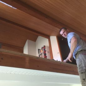 Frei Holz & Textilien GmbH Schreiner bei der Arbeit